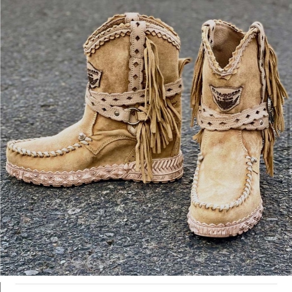 El Vaquero Boots size 6. Tan color (as seen in 2nd photo).